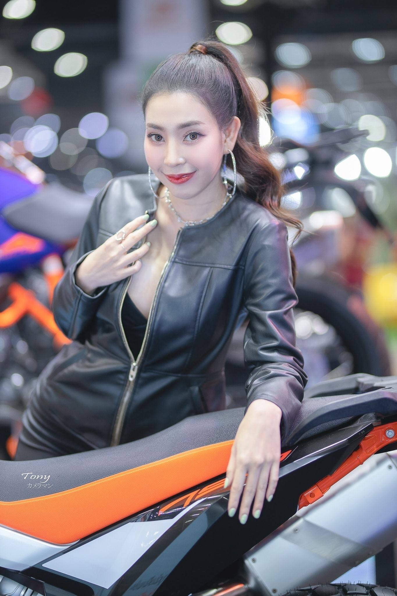 Người đẹp nổi bật bên chiếc cào cào địa hình mạnh mẽ