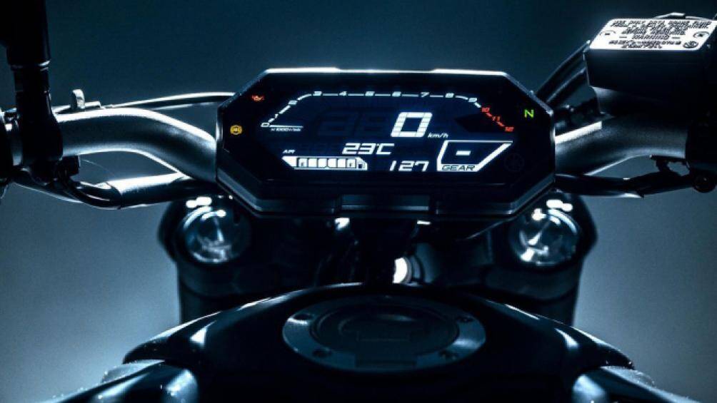 Cụm đồng hồ của 2021 Yamaha MT-07 thuộc loại kỹ thuật số LCD, hiển thị đầy đủ các thông tin cần thiết