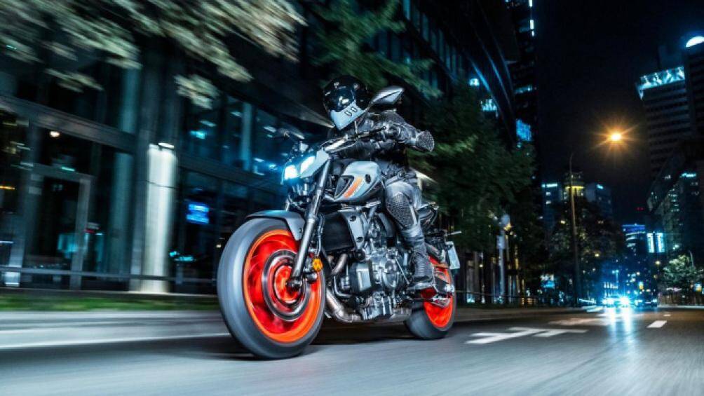 Đèn pha và đèn xi nhan của xe được thay thế hoàn toàn bằng bóng LED, bao gồm cả dải đèn cao áp và tầng thấp