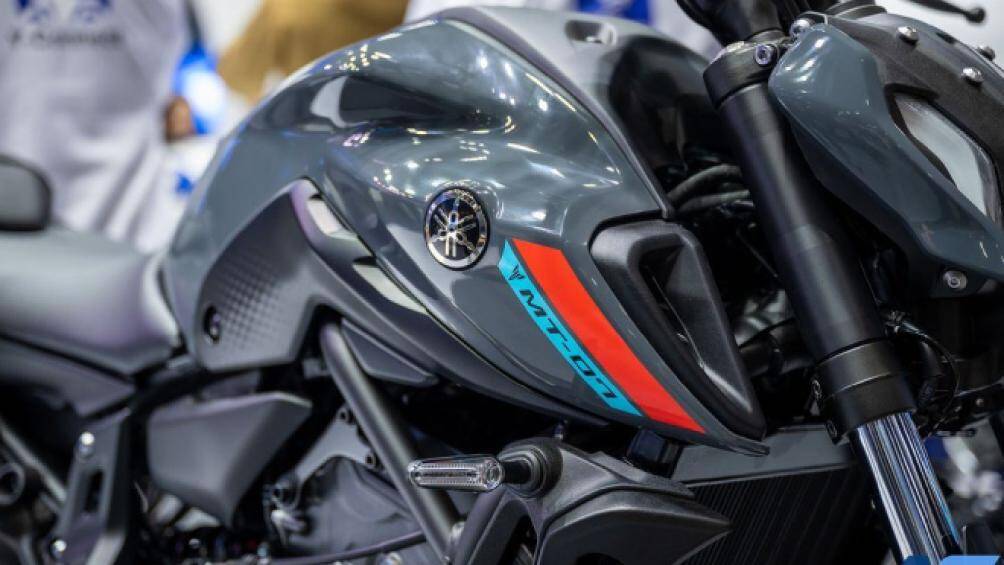 Giảm xóc trước của MT-07 thuộc loại phuộc lồng. Phanh trước xe thuộc loại phanh đĩa kép với cỡ mâm 298 mm và có trang bị ABS