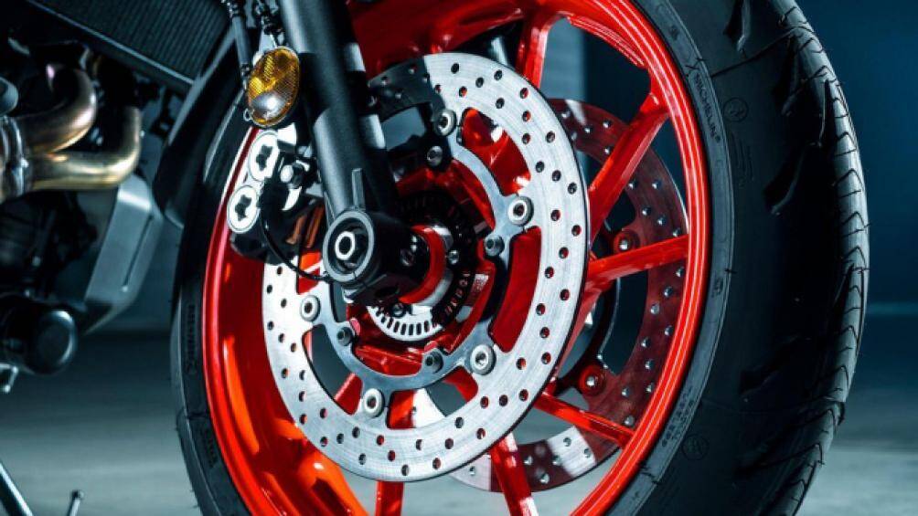 Vành bánh trước xe cỡ 17-inch, đi kèm với lốp không săm có kích cỡ 120/70/17