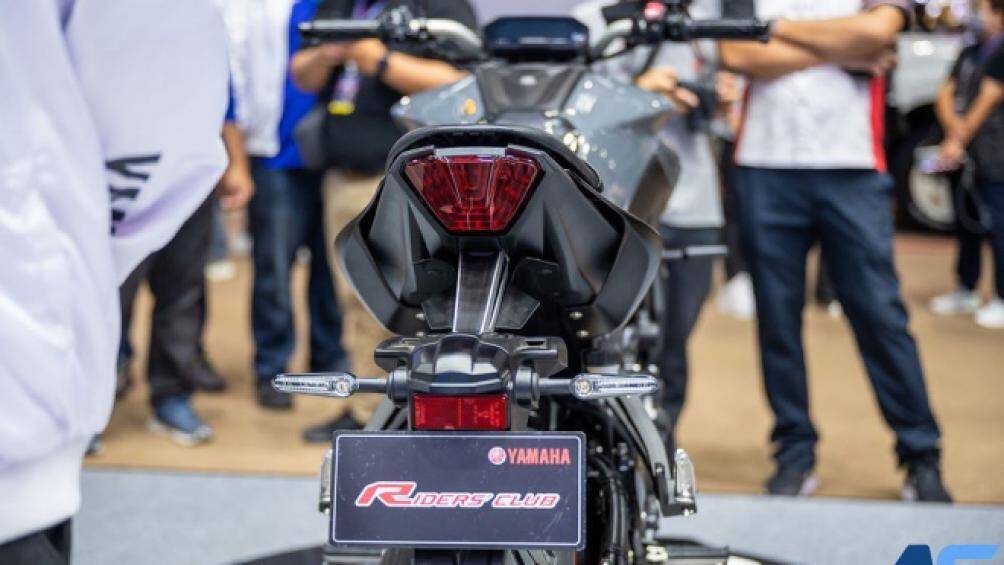 Chiều cao yên ngồi 805 mm và vị trí ngồi lái trở nên thoải mái hơn