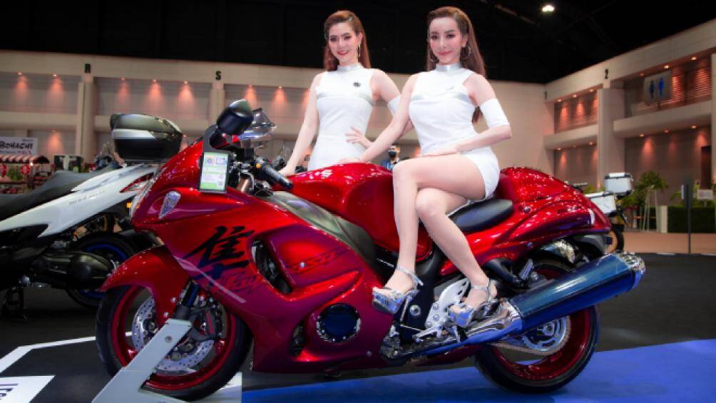 Xe có màu đỏ tươi càng nổi bật hơn khi có các bóng hồng tạo dáng