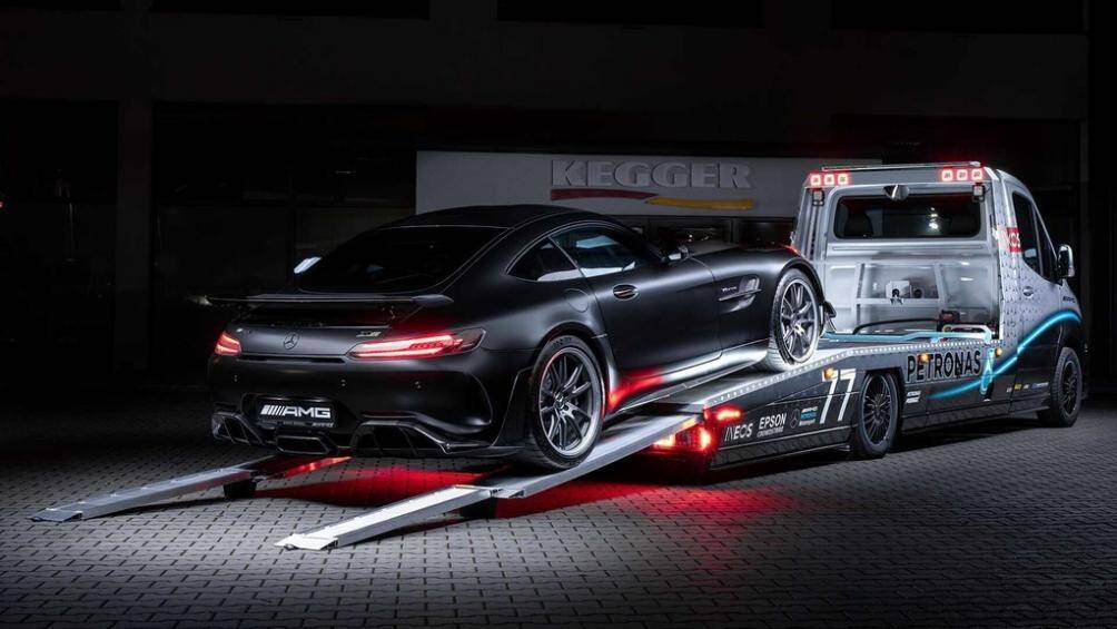 Phần thân sau được kéo dài và nâng cấp thêm 2 thanh ray kim loại cũng như hệ thống phuộc khí nén để phục vụ cho việc chuyên chở ô tô