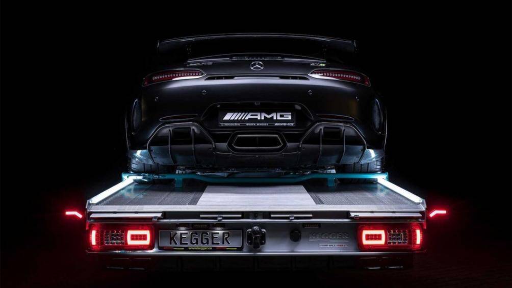 Phần đuôi có hai chi tiết mới là móc kéo và cụm ống xả kép hình chữ nhật sơn đen, mâm xe kim đa chấu có kích thước 18 inch