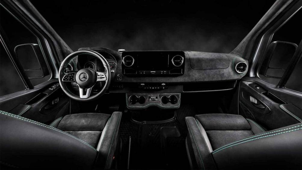 Cabin 2 chỗ ngồi trông thể thao hơn khi ghế ngồi và bảng tablo được bọc da Alcantara viền chỉ xanh