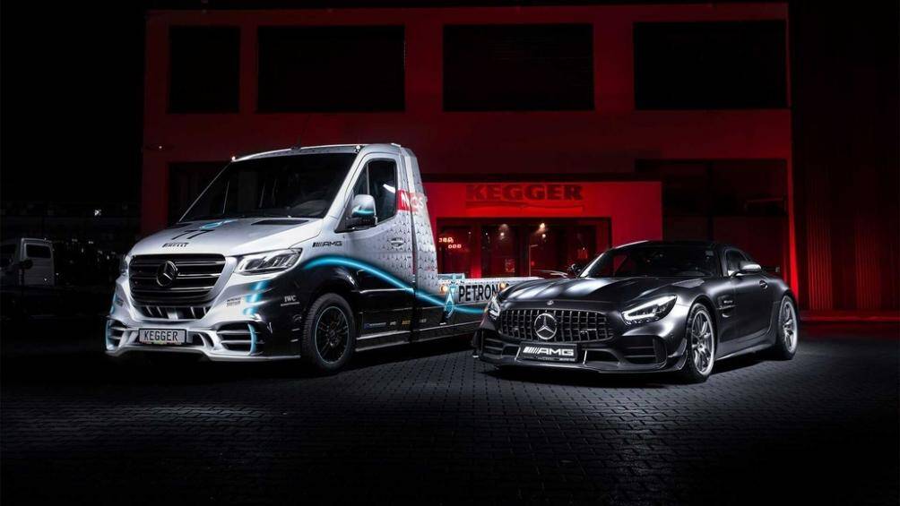 Đi cùng với đó là các họa tiết màu xanh dạ quang trang trí 2 bên thân, cản trước và gương chiếu hậu