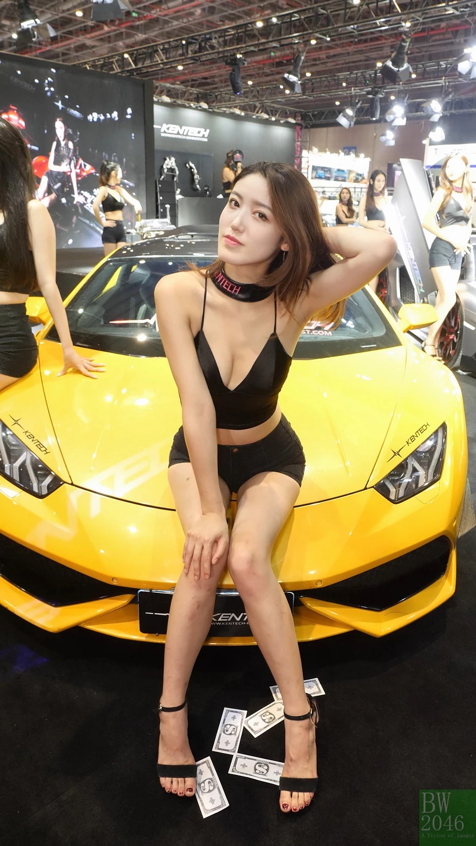 Sắc đẹp của người lẫn siêu xe thu hút sự chú ý của phóng viên và những người tham gia triển lãm