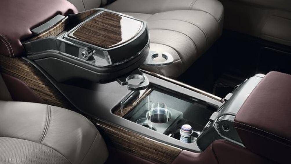 Ngoài ra, phiên bản này còn có cửa sau đóng chỉnh điện cũng như ghế ngả phía sau với đủ tính năng sưởi, làm mát và mát-xa