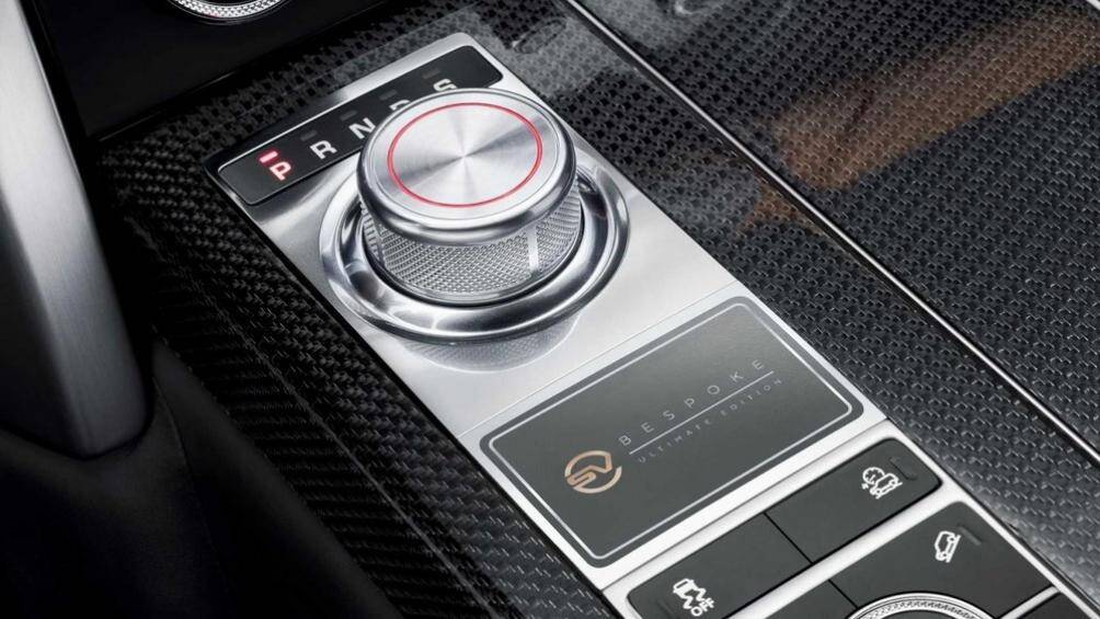 Những chi tiết như núm xoay chuyển số, nút bấm khởi động máy và bộ bàn đạp đều làm bằng kim loại sáng bóng