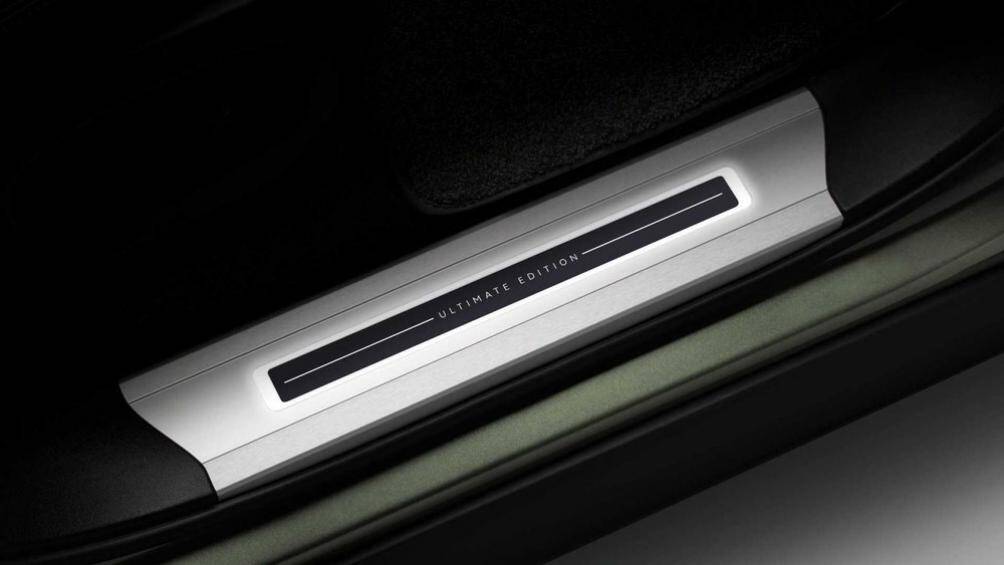 Cuối cùng là lẫy chuyển số màu đỏ, ốp bậc cửa riêng và đồng hồ báo giờ Zenith cũng xuất hiện trong xe