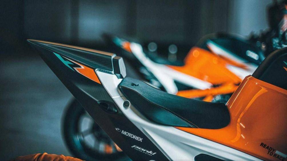 Để giúp xe đạt trọng lượng nhẹ, KTM đã thay dàn áo nguyên bản bằng dàn áo cùng một số chi tiết mới cũng bằng sợi carbon