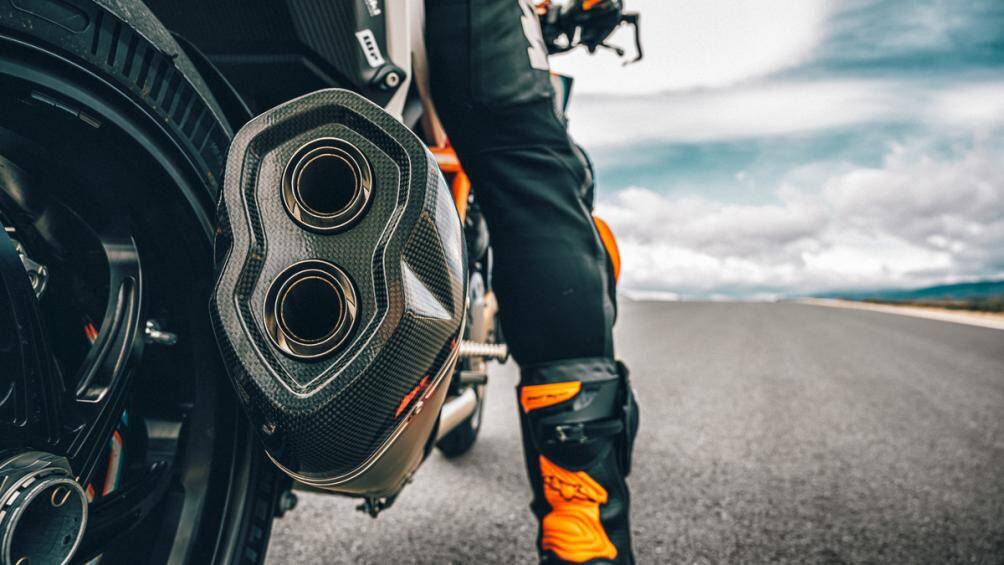 KTM 1290 Super Duke RR được trang bị ống xả Akrapovic bằng titan với nắp chụp đầu ống bằng sợi carbon