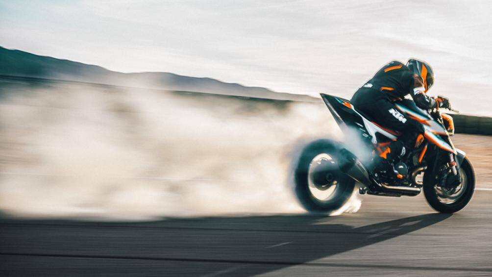 So với phiên bản Super Duke R tiêu chuẩn, bản hiệu năng cao Super Duke RR có trọng lượng nhẹ hơn 9 kg, trọng lượng chỉ 180 kg
