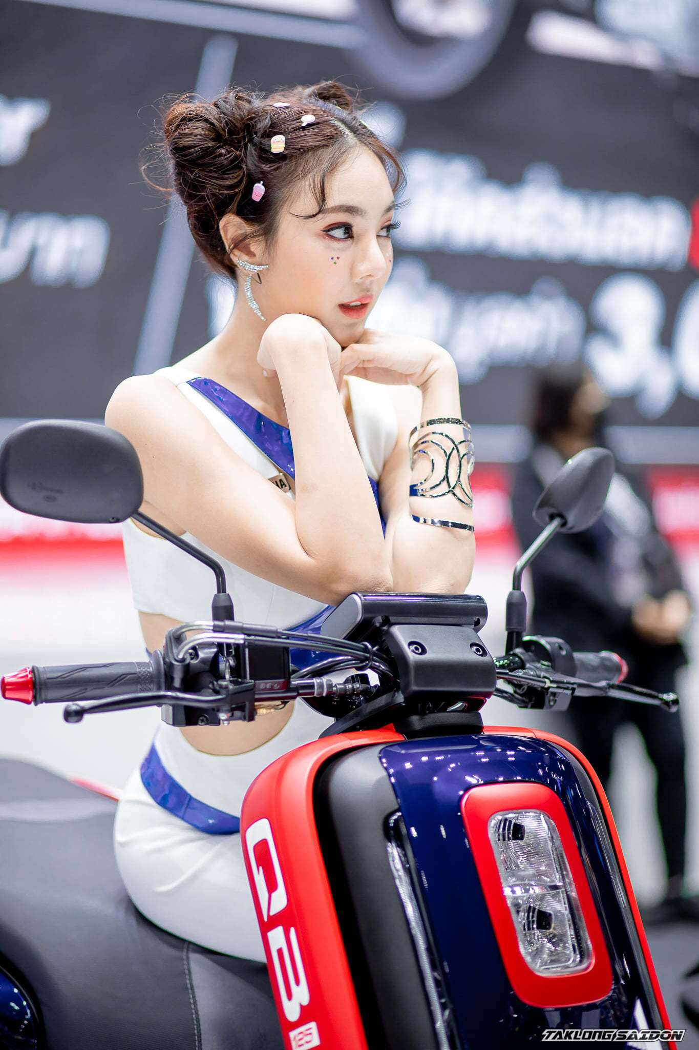 Một người mẫu tại triển lãm với mái tóc búi 2 bên nhí nhảnh