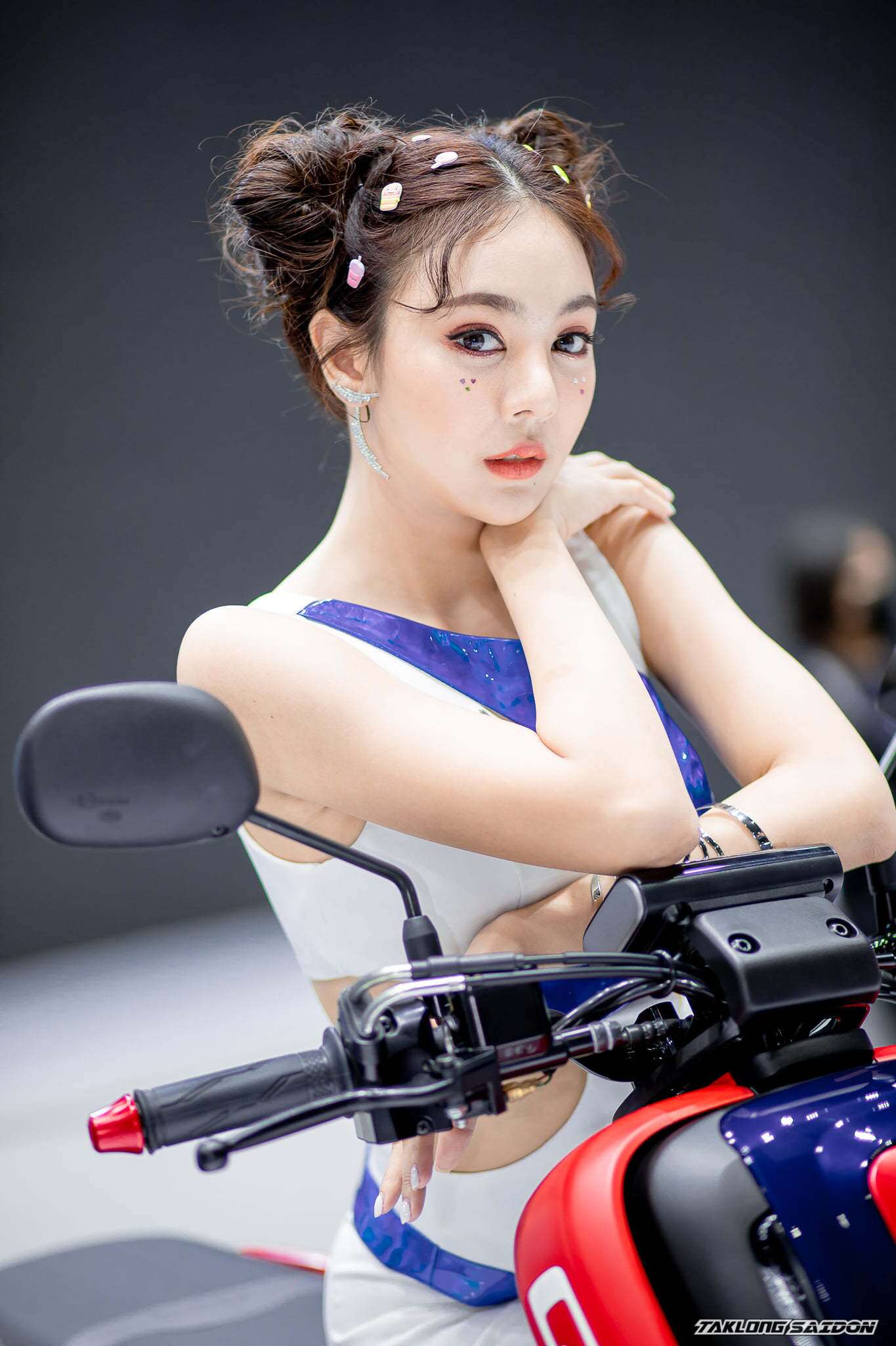 Tất cả điều đó giúp cô và chiếc xe trở thành tâm điểm tại triển lãm