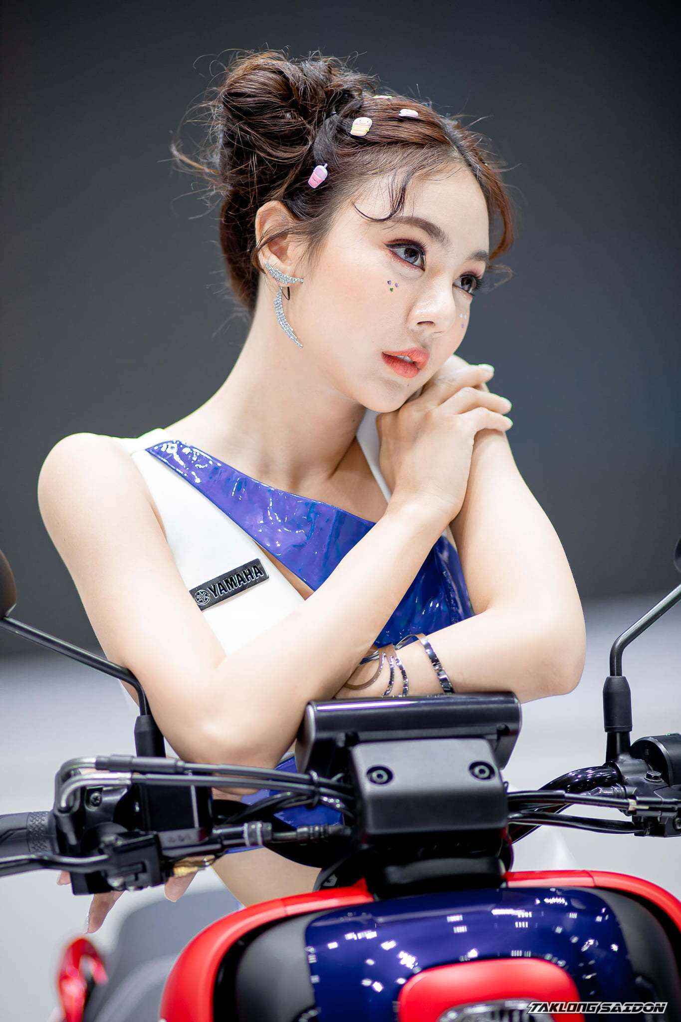 Khoe dáng tự tin, cá tính bên chiếc xe điện