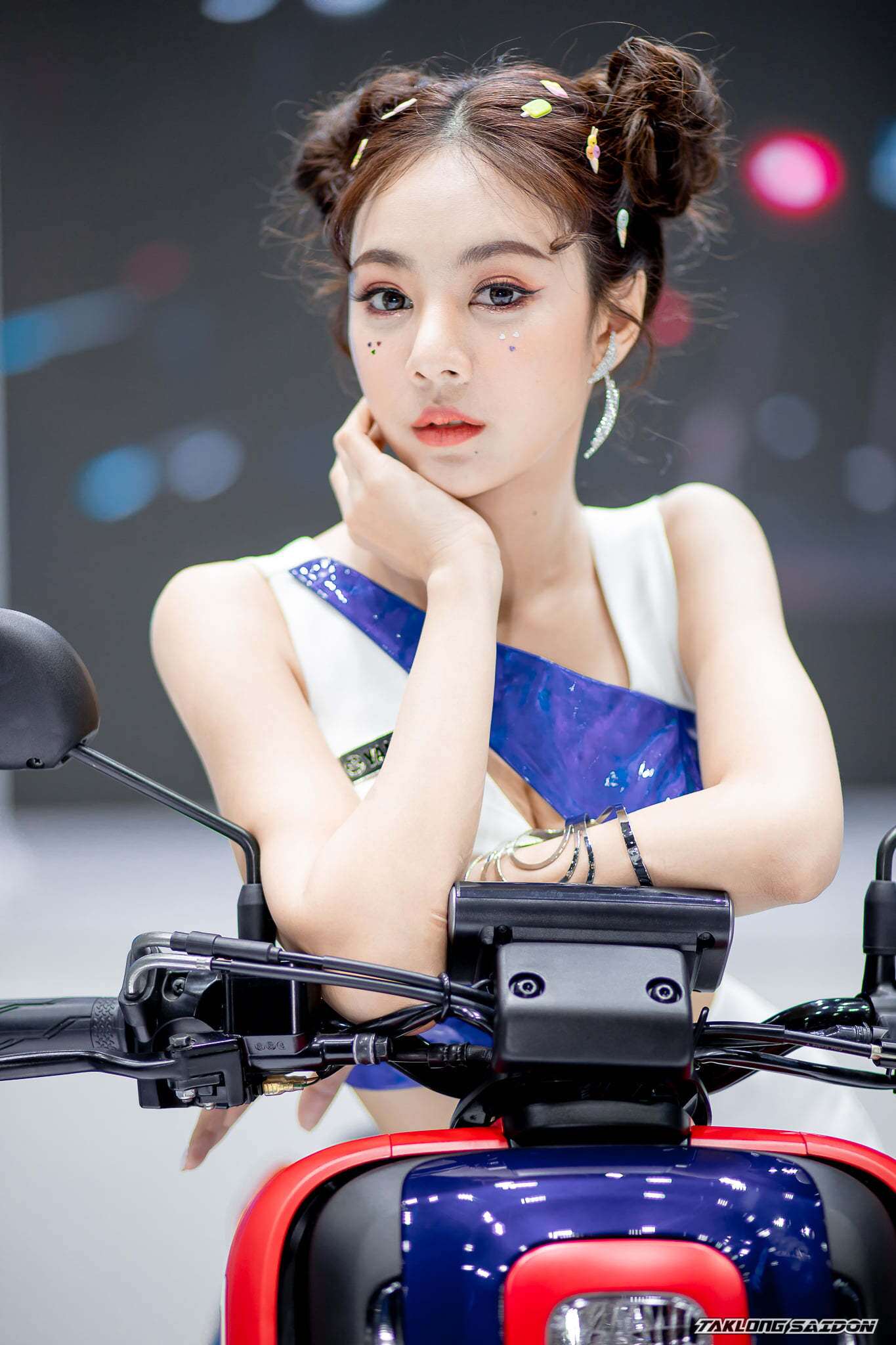 Thêm vào đó là khuôn mặt xinh đẹp không góc chết