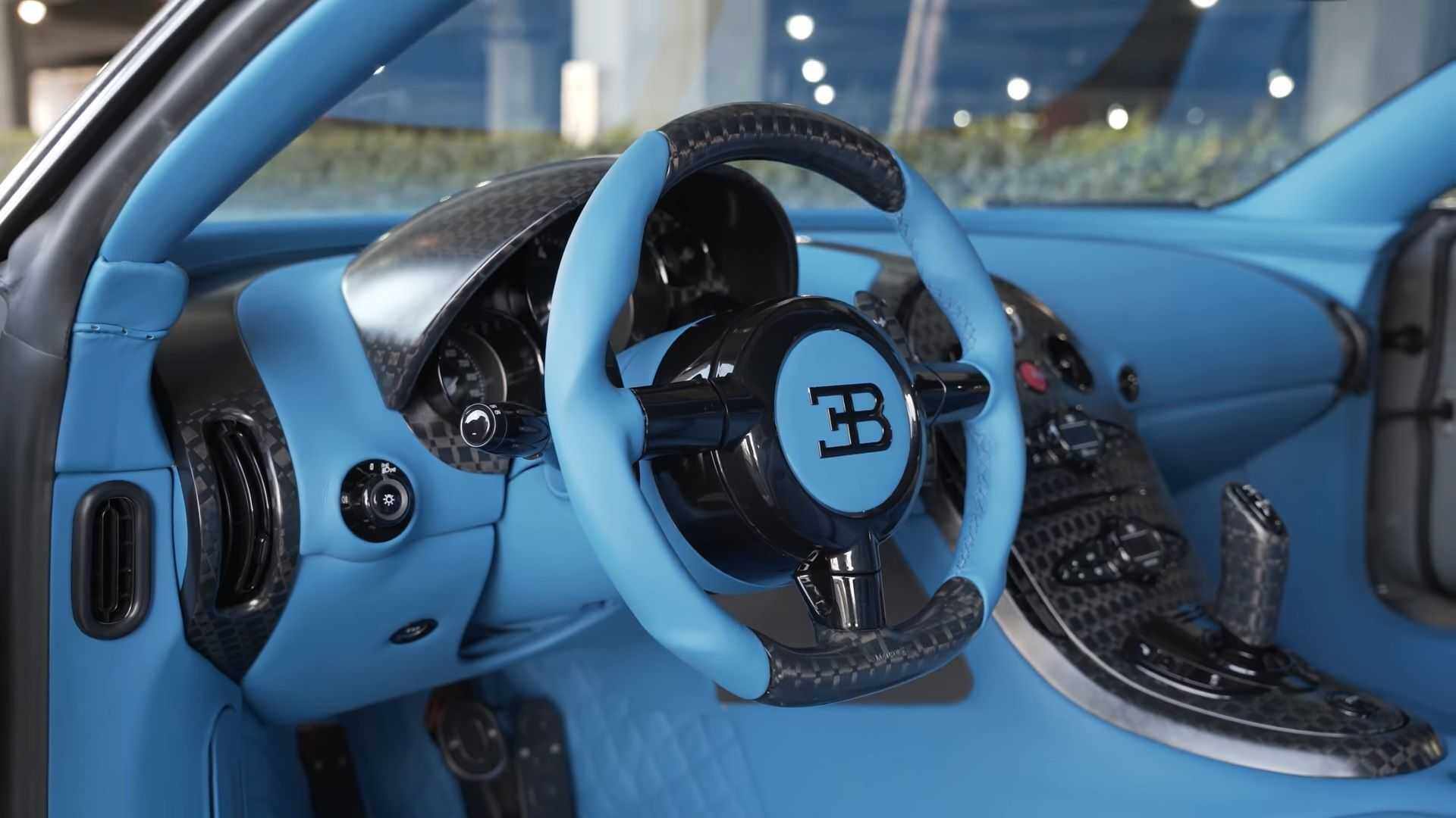 Khoang nội thất được trang bị đèn LED của Hệ thống Ambiente-Illumination System mới được trang bị trên ghế ngồi, lót cửa và bảng điều khiển