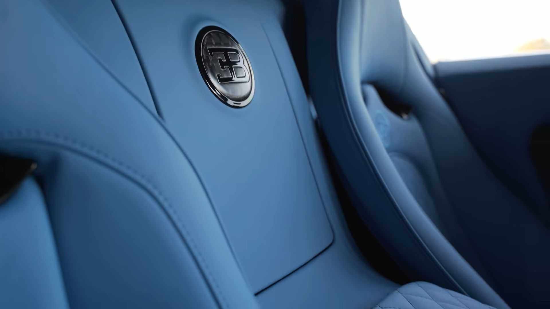 Ghế ngồi bên trong được thay bằng chất liệu da màu xanh sáng, các họa tiết chữ V cũng được loại bỏ hoàn toàn, thay bằng họa tiết đan chéo