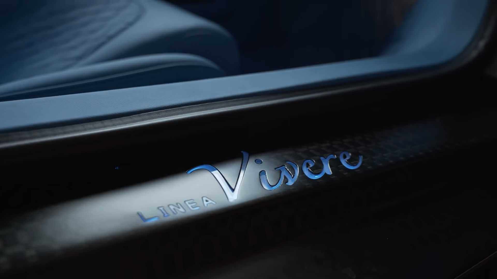 Bậc cửa của xe được làm bằng carbon và được khắc chữ “Linea Vivere” được sơn thủ công với màu xanh tương tự