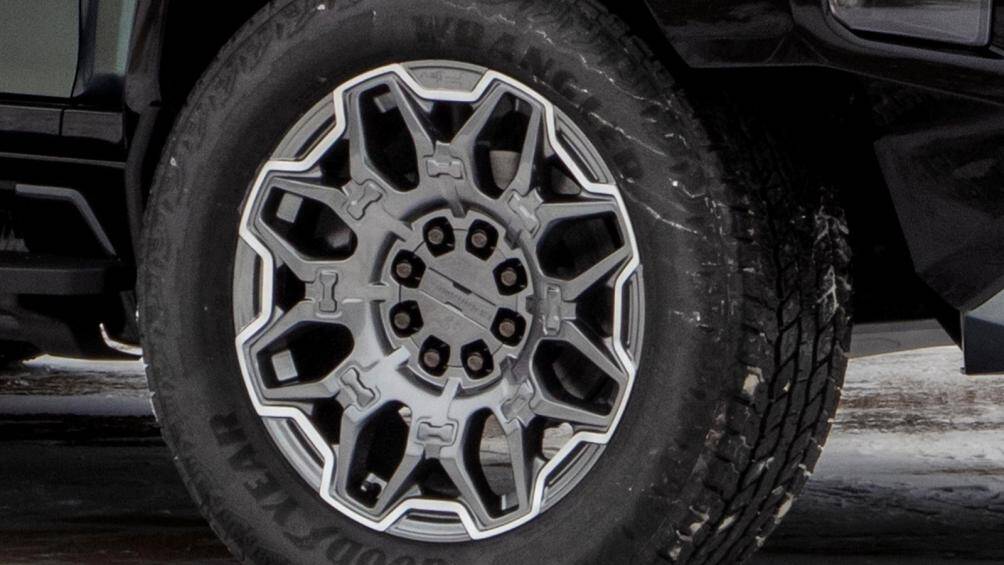 GMC sẽ bán ra năm phiên bản khác nhau của Hummer EV SUV. Bản đầu tiên có mặt trên thị trường vào cuối năm 2022 với giá từ 110.595 USD