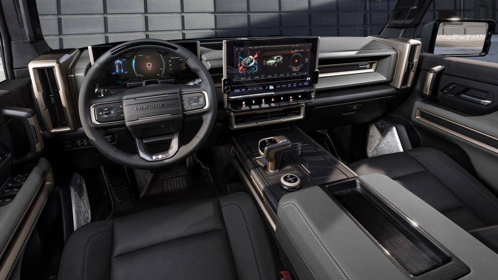 Bên trong, khoang lái năm chỗ của Hummer EV bán tải vẫn được giữ nguyên trên bản SUV