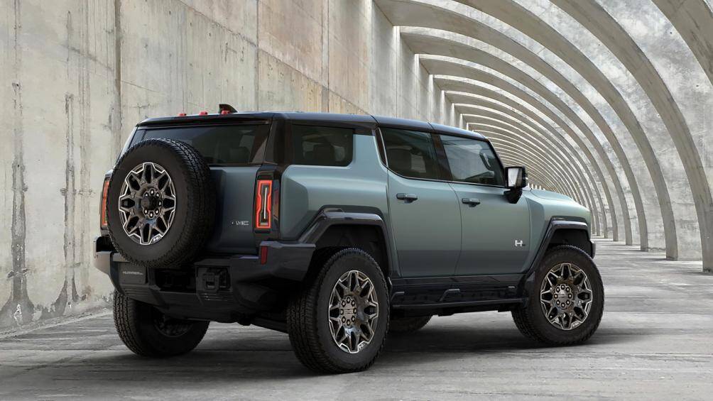 Khác biệt lớn nhất của bản SUV chính là phần mui xe được kéo dài đế hết đuôi xe, mui xe bằng kính (Sky Panel) có thể tháo rời và cất gọn