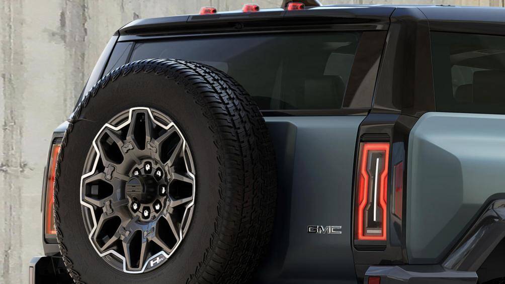 Phía sau, bánh xe dự phòng vẫn được gắn trên cửa cốp. Bánh dự phòng của mẫu xe này vẫn là loại full-size tương tự các bánh chính