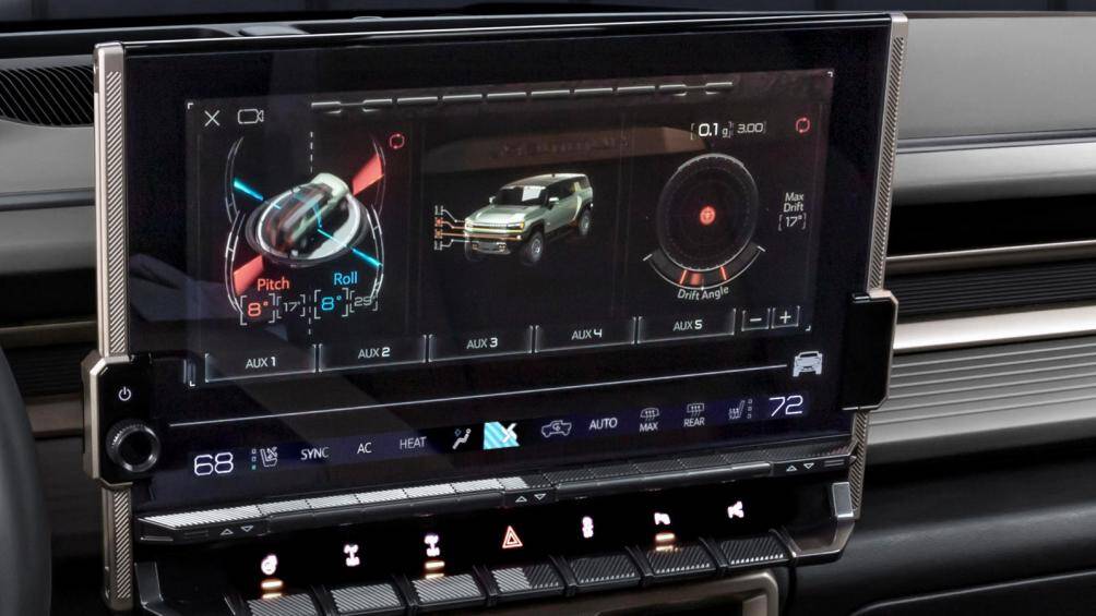 Hai màn hình kích thước 12,3 inch để hiển thị thông tin và 13,4 inch để điều khiển hệ thống giải trí vẫn được trang bị cho xe