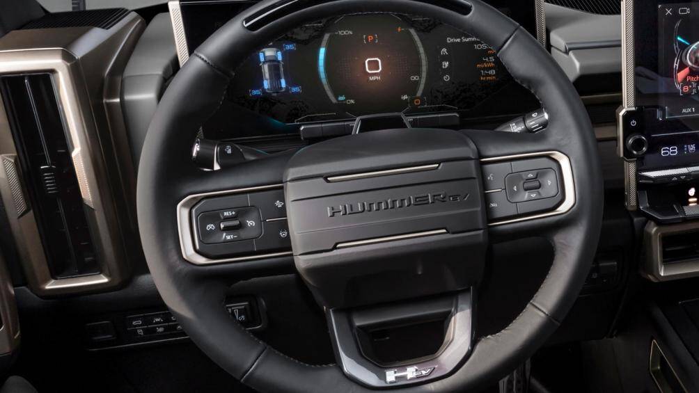 Sức mạnh này sẽ dẫn động cả bốn bánh xe, nhờ đó, Hummer EV có khả năng tăng tốc lên 100 km/h trong chỉ 3,5 giây