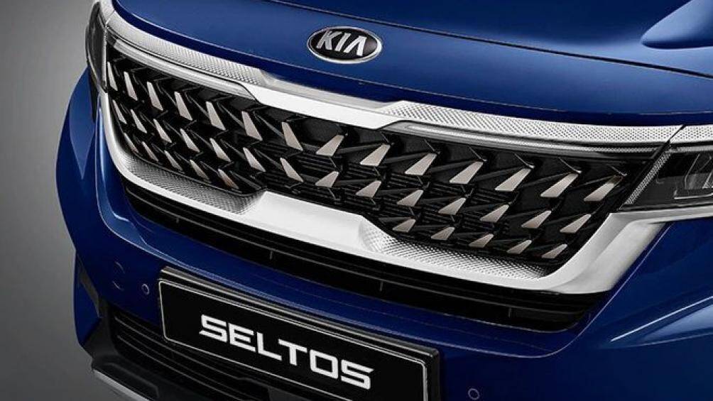 Về ngoại hình, Seltos Gravity Edition 2021 được tinh chỉnh thiết kế ở khu vực lưới tản nhiệt với hoạ tiết 3D bọc crome sáng ấn tượng hơn
