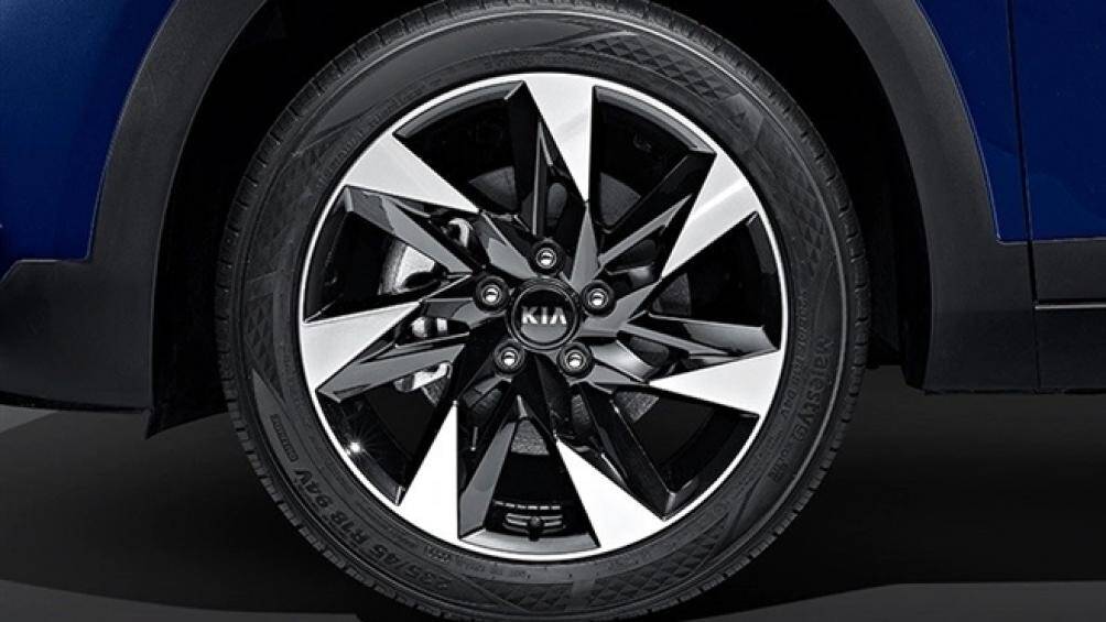 Mâm xe loại 18 inch sơn 2 tông màu tương phản và tấm ốp cản dưới kích thước lớn ở phía sau, xe sử dụng Logo KIA hoàn toàn mới