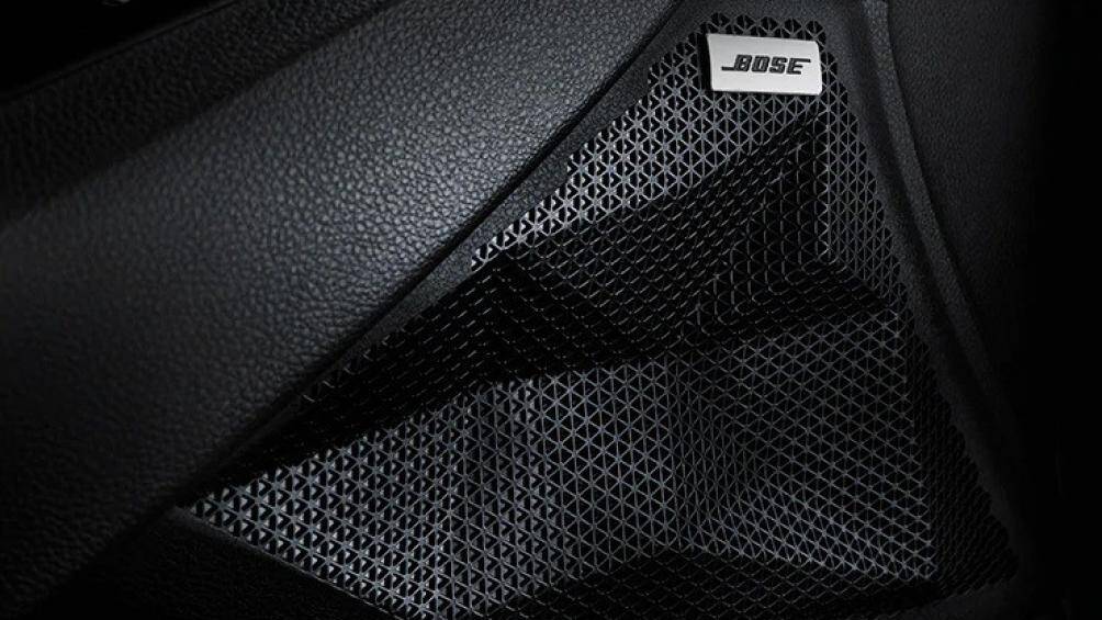 Một số trang bị tiện nghi khác của xe gồm: hệ thống âm thanh cao cấp từ Bose, sạc không dây, điều hoà tự động, cửa sổ trời Panorama...