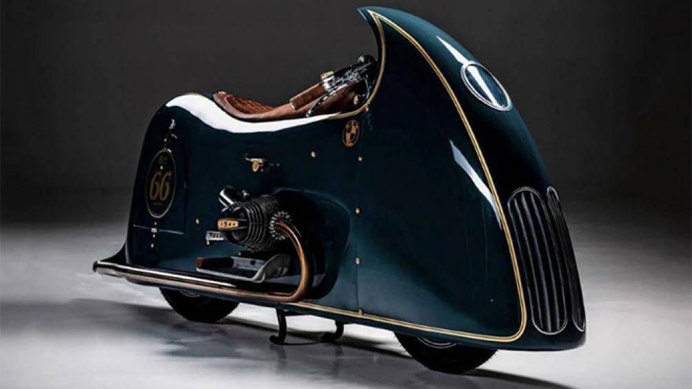 BMW R100 RS 1980 hầu như chỉ giữ lại khối động cơ boxer 971cc cho ra công suất 72 mã lực và bộ khung sườn nặng 21kg