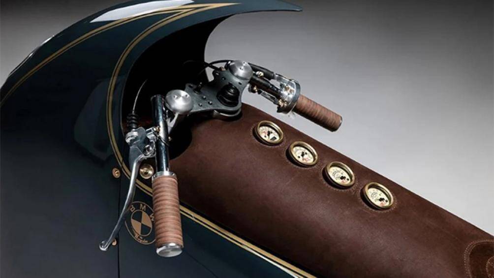 Đồng hồ chỉ báo tốc độ và yên da kéo dài đến đuôi xe