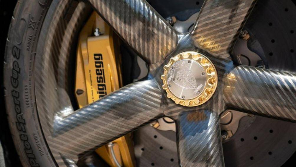 Thanh chống mui xe, huy hiệu trên động cơ và thậm chí cả các đai ốc bánh xe và ống xả phía sau xe cũng đều được mạ vàng 24k