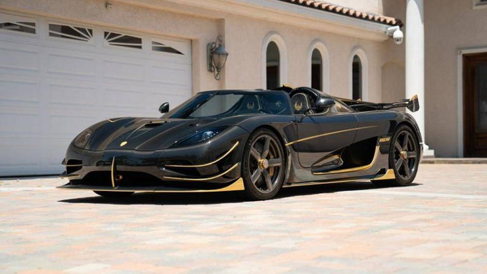 Agera RS Phoenix là một hypercar độc nhất vô nhị thế giới. Xe được chế tác thủ công tại Thụy Điển.
Siêu xe sở hữu phần thân được ốp sợi carbon bóng, kết hợp các điểm nhấn bằng vàng lá 24K trên bộ chia trước, các đường sọc trên mui xe...