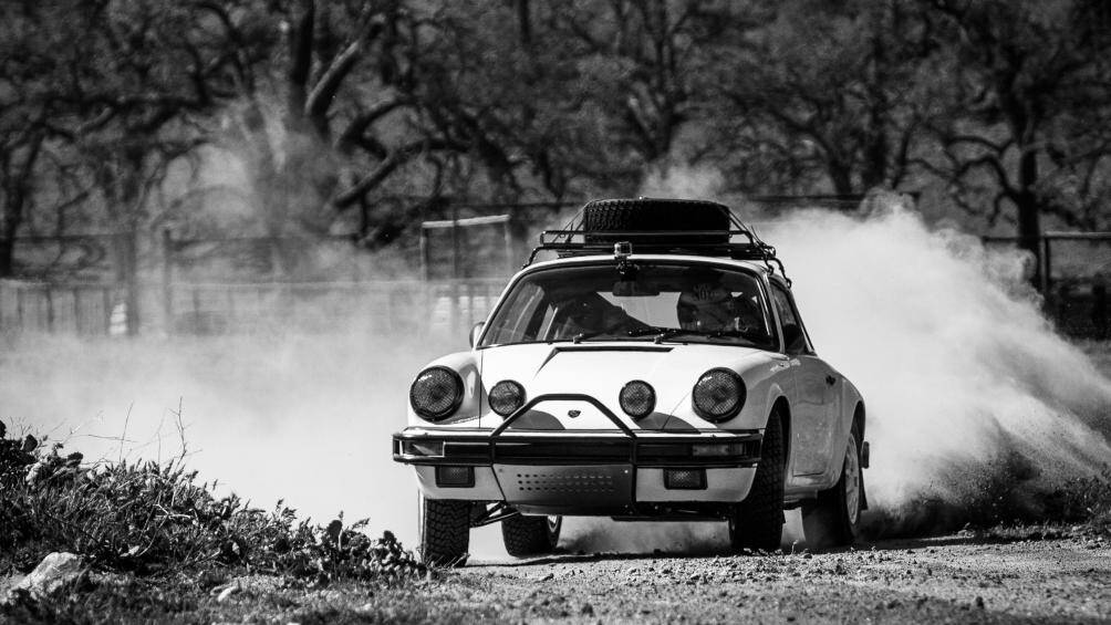 Porsche 911 Rally-Spec 1985 đã được nâng cấp gần như toàn bộ từ trong ra ngoài để biến thành một chiếc xe off-road đặc biệt