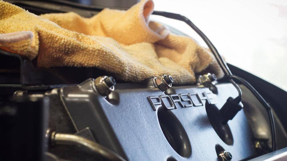 Một kệ kim loại nằm ở vị trí của hàng ghế sau, và ván sàn, bàn đạp và các tấm nội thất khác đều được sơn tĩnh điện