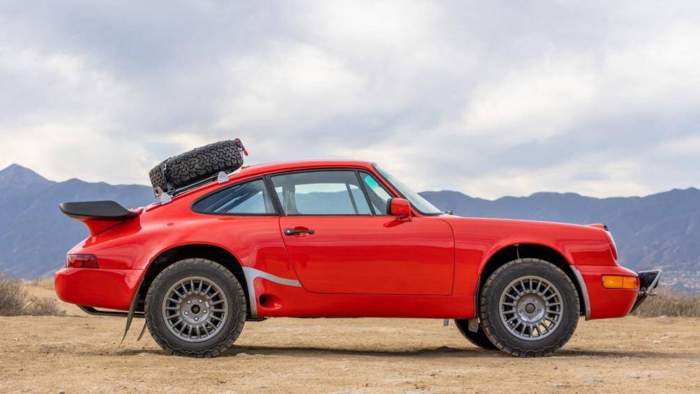 Chiếc xe trông hoàn chỉnh hơn với lốp địa hình chunky và bánh xe Braid 16 inch, kèm với đó là các tấm cản địa hình phía trước và phía sau