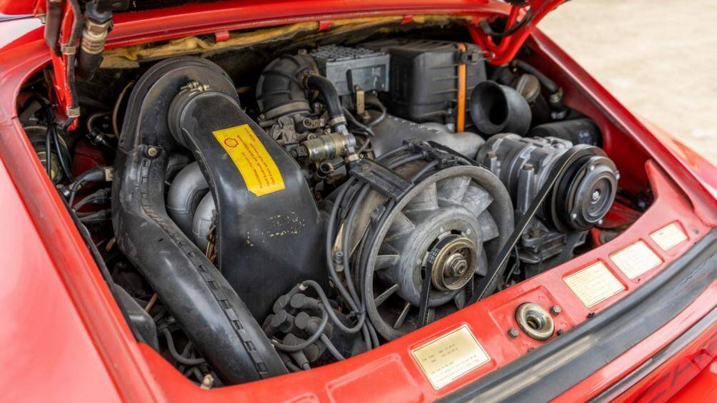 Dù là một chiếc xe off-road, nhưng trên xe vẫn có một số tiện nghi như khóa điện và cửa sổ, điều hòa không khí, cửa sổ trời