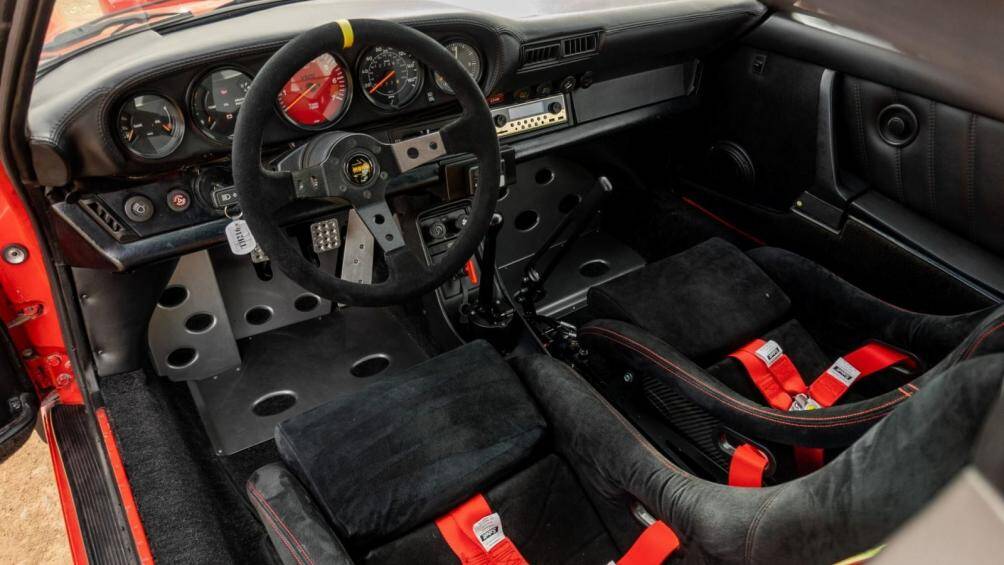 Họ đã lắp đặt dây đai sáu điểm, lồng cuộn bốn điểm và đáng chú ý nhất là ghế đua bằng sợi carbon hoàn thiện từ Alcantara