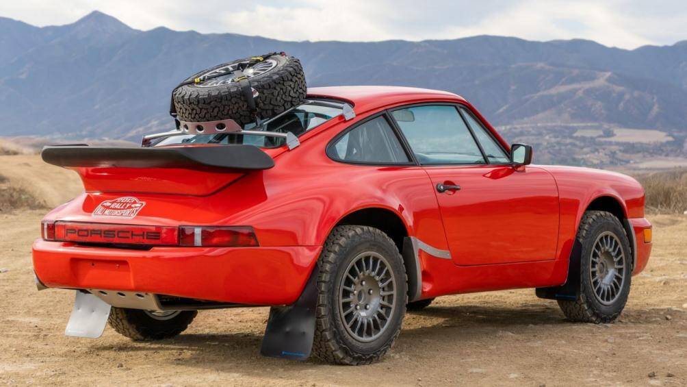 Một hộp đựng lốp dự phòng gắn trên nóc xe và một hốc đèn gắn trên mui xe có sự kết hợp của cả đèn HID và đèn LED