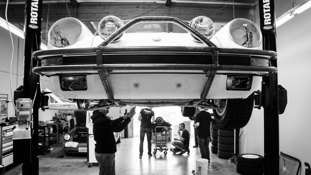 Nội thất cũng có một sự thay đổi hoàn toàn, với Vali Motorsports lược bỏ mọi thứ ngoại trừ bảng điều khiển và cửa xe