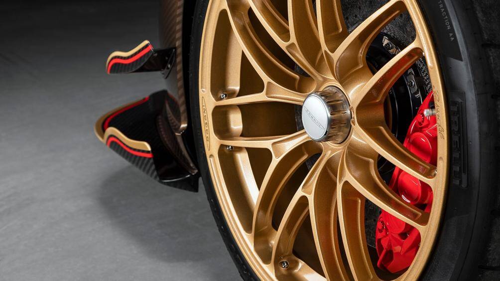 Phần thân xe được tô điểm thêm vật liệu bằng sợi carbon trần Ora Rosa có màu vàng tuyệt đẹp, phần mâm xe được sơn màu vàng đồng Chiaro