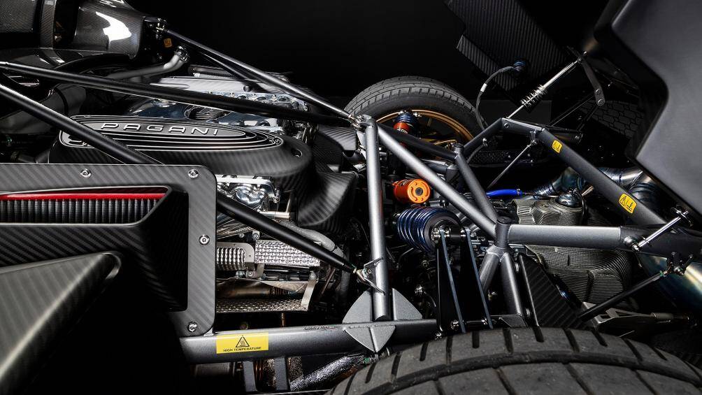 Pagani vẫn trang bị cho xe động cơ V12 6.0 lít tăng áp kép sản sinh công suất cực đại 802 mã lực