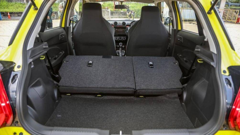 Đằng sau hàng ghế thứ 2 của mẫu xe hatchback hạng B này là khoang hành lý có thể tích 265 lít. Nếu ghế sau gập xuống sẽ thành 579 lít