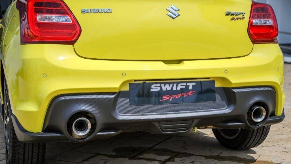 Đằng sau, Suzuki Swift Sport 2021 có một đặc điểm nhận dạng rõ ràng là 2 ống xả hình tròn nằm ở 2 góc cản sau