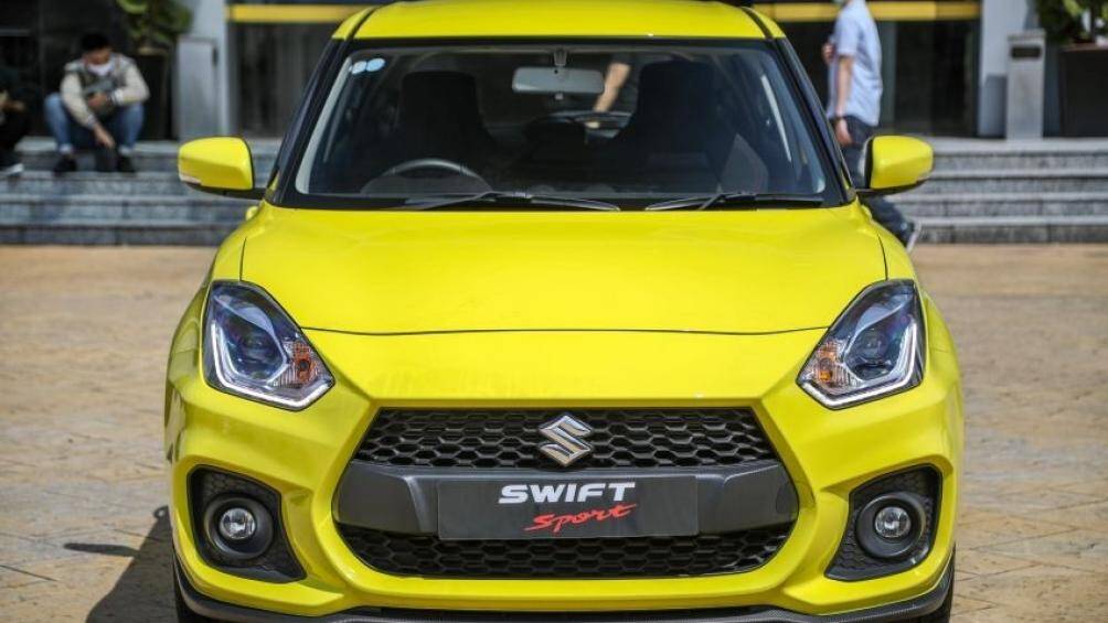So với bản thường, Suzuki Swift Sport 2021 có một số thay đổi trong thiết kế ngoại thất, điển hình như lưới tản nhiệt